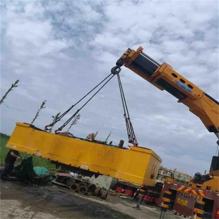 熊口管理区吊运集装箱的吊车